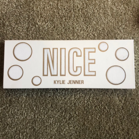 KYLIE JENNER nice Christmas palette NEVER USED - Picture 2 of 3